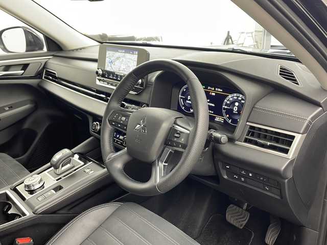 三菱 アウトランダー ＰＨＥＶ G 兵庫県 2022(令4)年 2.9万km アメジストブラック ・ワンオーナー/・純正ナビ&BT&USB&AppleCarPlay/・アラウンドビューカメラ/・レーンキープ/・レーダークルーズコントロール/・サンルーフ/・衝突軽減ブレーキ/・ブラインドスポットモニター/・レーンキープアシスト/・フロントワイパーデアイサー/・ハーフレザー/・シートヒーター/・ステアリングヒーター/・ダウンヒルアシストコントロール/・パワーバックドア/・純正ETC2.0/・パドルシフト/・電動パーキングブレーキ/・ブレーキホールド/・純正20インチアルミホイール/・純正フロアマット/・AC100V電源1500W/・革巻きステアリング/・サイドアンダーガーニッシュ/・防眩ミラー