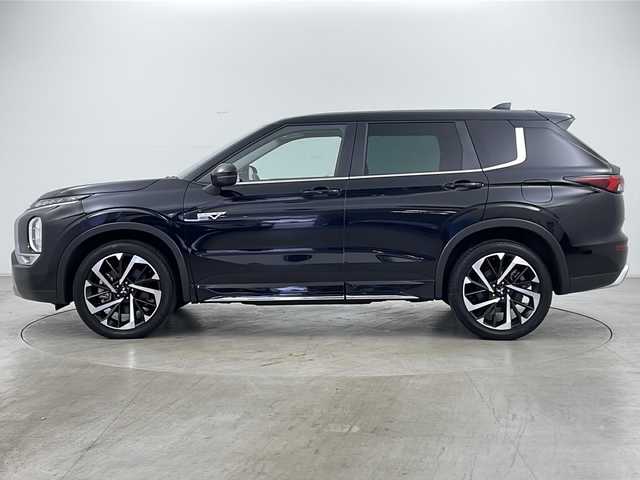 三菱 アウトランダー ＰＨＥＶ G 道央・札幌 2022(令4)年 2.9万km アメジストブラック ・ワンオーナー/・純正ナビ&BT&USB&AppleCarPlay/・アラウンドビューカメラ/・レーンキープ/・レーダークルーズコントロール/・サンルーフ/・衝突軽減ブレーキ/・ブラインドスポットモニター/・レーンキープアシスト/・フロントワイパーデアイサー/・ハーフレザー/・シートヒーター/・ステアリングヒーター/・ダウンヒルアシストコントロール/・パワーバックドア/・純正ETC2.0/・パドルシフト/・電動パーキングブレーキ/・ブレーキホールド/・純正20インチアルミホイール/・純正フロアマット/・AC100V電源1500W/・革巻きステアリング/・サイドアンダーガーニッシュ/・防眩ミラー