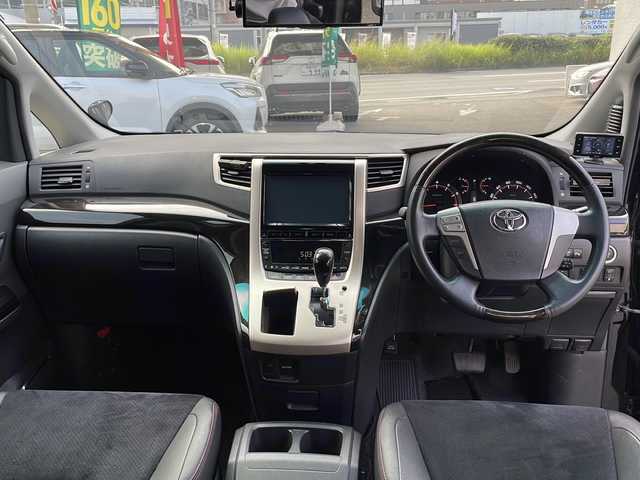 トヨタ ヴェルファイア 2．4Z ゴールデンアイズ 福岡県 2013(平25)年 6万km ブラック ALPINEナビ（Bluetooth・フルセグTV・CD・DVD再生）ALPINE後席用モニター/ドライブレコーダー/Verthandiアルミホイール/両側パワースライドドア/クリアランスソナー/電動リアゲート/GPSレーダー/ウッドコンビステアリング/電動格納ミラー/エアバッグ（運転席・助手席・サイド）/クルーズコントロール/パーキングアシスト/スマートキー/スペアキー/バックカメラ/プッシュスタート/3列シート/オットマン/ABS/横滑り防止装置/パワーステアリング/パワーウィンドウ/カーテンエアバッグ/保証書/取扱説明書