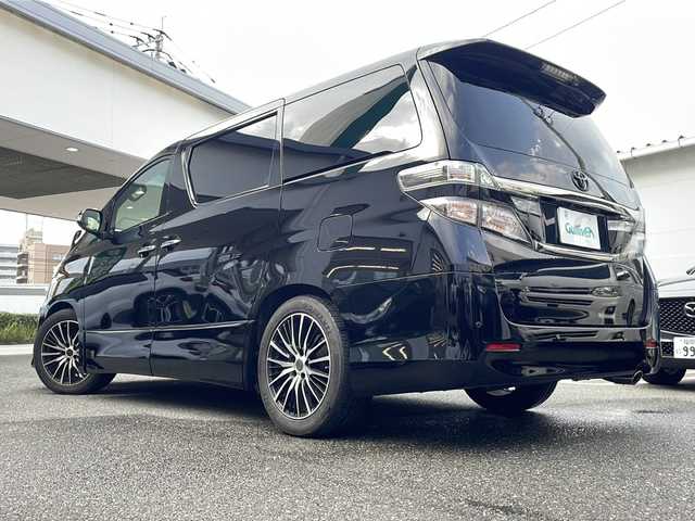 トヨタ ヴェルファイア 2．4Z ゴールデンアイズ 福岡県 2013(平25)年 6万km ブラック ALPINEナビ（Bluetooth・フルセグTV・CD・DVD再生）ALPINE後席用モニター/ドライブレコーダー/Verthandiアルミホイール/両側パワースライドドア/クリアランスソナー/電動リアゲート/GPSレーダー/ウッドコンビステアリング/電動格納ミラー/エアバッグ（運転席・助手席・サイド）/クルーズコントロール/パーキングアシスト/スマートキー/スペアキー/バックカメラ/プッシュスタート/3列シート/オットマン/ABS/横滑り防止装置/パワーステアリング/パワーウィンドウ/カーテンエアバッグ/保証書/取扱説明書
