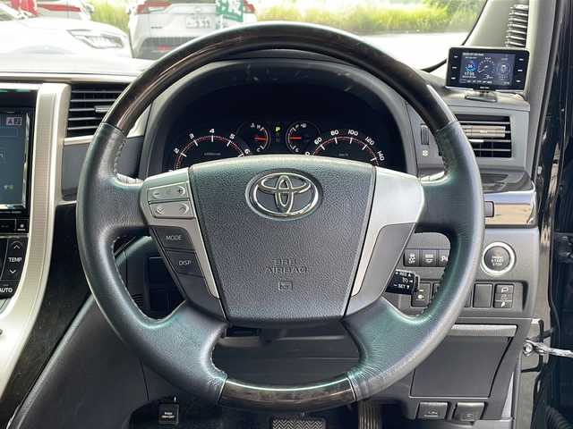 トヨタ ヴェルファイア 2．4Z ゴールデンアイズ 福岡県 2013(平25)年 6万km ブラック ALPINEナビ（Bluetooth・フルセグTV・CD・DVD再生）ALPINE後席用モニター/ドライブレコーダー/Verthandiアルミホイール/両側パワースライドドア/クリアランスソナー/電動リアゲート/GPSレーダー/ウッドコンビステアリング/電動格納ミラー/エアバッグ（運転席・助手席・サイド）/クルーズコントロール/パーキングアシスト/スマートキー/スペアキー/バックカメラ/プッシュスタート/3列シート/オットマン/ABS/横滑り防止装置/パワーステアリング/パワーウィンドウ/カーテンエアバッグ/保証書/取扱説明書