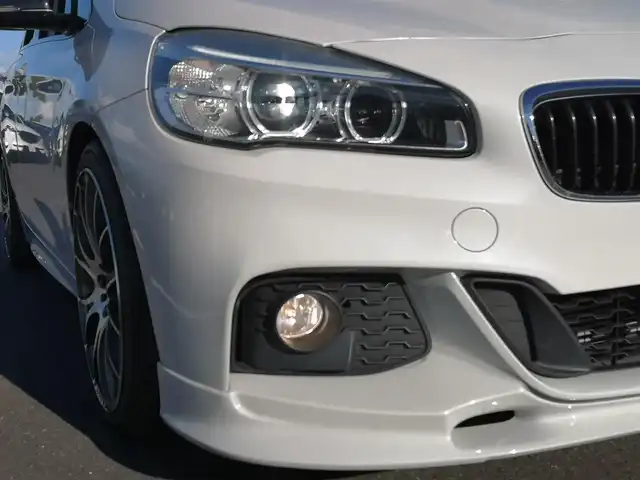ＢＭＷ ２１８ｉ アクティブツアラー Mスポーツ 茨城県 2015(平27)年 9万km パール 純正ナビ/【CD・DVD・USB・BT・AUX・AM・FM】/ETC/Bカメラ/後方コーナーセンサー/アイドリングストップ/オートライト/Fフォグ/LEDヘッドライト/ステリモ/純正フロアマット/社外アルミホイール/横滑り防止装置/レーンキープアシスト/衝突被害軽減システム/MTモード付AT/プッシュスタート/スマートキー