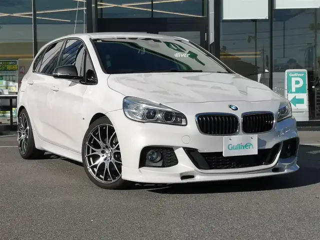 ＢＭＷ ２１８ｉ アクティブツアラー Mスポーツ 茨城県 2015(平27)年 9万km パール 純正ナビ/【CD・DVD・USB・BT・AUX・AM・FM】/ETC/Bカメラ/後方コーナーセンサー/アイドリングストップ/オートライト/Fフォグ/LEDヘッドライト/ステリモ/純正フロアマット/社外アルミホイール/横滑り防止装置/レーンキープアシスト/衝突被害軽減システム/MTモード付AT/プッシュスタート/スマートキー