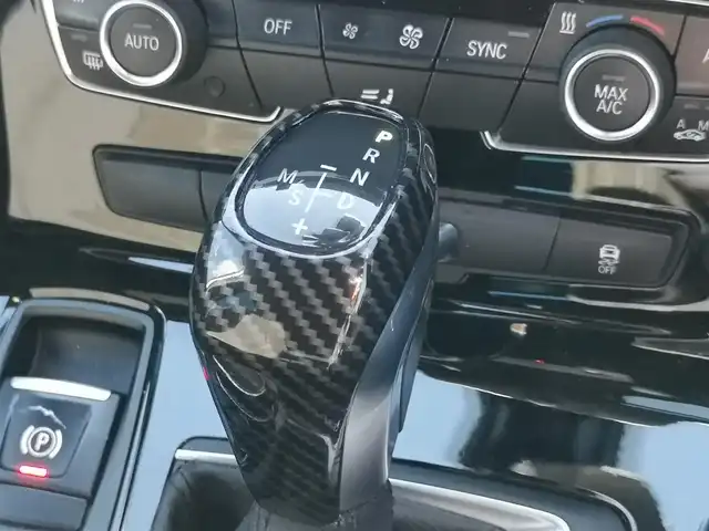 ＢＭＷ ２１８ｉ アクティブツアラー Mスポーツ 茨城県 2015(平27)年 9万km パール 純正ナビ/【CD・DVD・USB・BT・AUX・AM・FM】/ETC/Bカメラ/後方コーナーセンサー/アイドリングストップ/オートライト/Fフォグ/LEDヘッドライト/ステリモ/純正フロアマット/社外アルミホイール/横滑り防止装置/レーンキープアシスト/衝突被害軽減システム/MTモード付AT/プッシュスタート/スマートキー