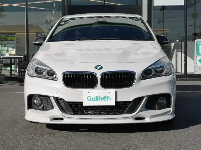 ＢＭＷ ２１８ｉ アクティブツアラー Mスポーツ 茨城県 2015(平27)年 9万km パール 純正ナビ/【CD・DVD・USB・BT・AUX・AM・FM】/ETC/Bカメラ/後方コーナーセンサー/アイドリングストップ/オートライト/Fフォグ/LEDヘッドライト/ステリモ/純正フロアマット/社外アルミホイール/横滑り防止装置/レーンキープアシスト/衝突被害軽減システム/MTモード付AT/プッシュスタート/スマートキー