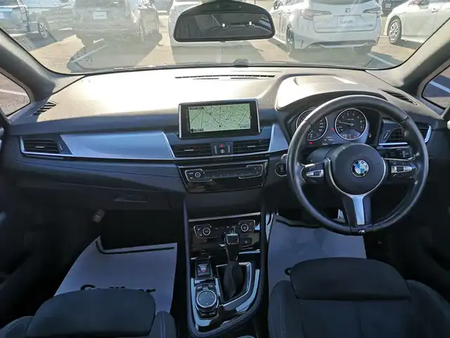 ＢＭＷ ２１８ｉ アクティブツアラー Mスポーツ 茨城県 2015(平27)年 9万km パール 純正ナビ/【CD・DVD・USB・BT・AUX・AM・FM】/ETC/Bカメラ/後方コーナーセンサー/アイドリングストップ/オートライト/Fフォグ/LEDヘッドライト/ステリモ/純正フロアマット/社外アルミホイール/横滑り防止装置/レーンキープアシスト/衝突被害軽減システム/MTモード付AT/プッシュスタート/スマートキー