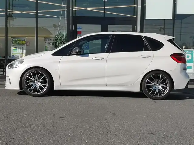 ＢＭＷ ２１８ｉ アクティブツアラー Mスポーツ 茨城県 2015(平27)年 9万km パール 純正ナビ/【CD・DVD・USB・BT・AUX・AM・FM】/ETC/Bカメラ/後方コーナーセンサー/アイドリングストップ/オートライト/Fフォグ/LEDヘッドライト/ステリモ/純正フロアマット/社外アルミホイール/横滑り防止装置/レーンキープアシスト/衝突被害軽減システム/MTモード付AT/プッシュスタート/スマートキー