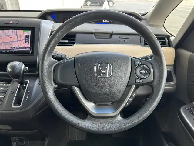 ホンダ フリード G ホンダセンシング 静岡県 2017(平29)年 2.3万km ホワイトオーキッドパール 社外7インチナビ/（FM/AM/Bluetooth/CD/DVD）/ホンダセンシング/クルーズコントロール/両側パワースライドドア/ETC/レーンキープアシスト/3列シート/チップアップシート/ドラレコ/スマートキー/プッシュスタート/エアバッグ/純正15AW