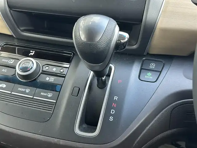 ホンダ フリード G ホンダセンシング 静岡県 2017(平29)年 2.3万km ホワイトオーキッドパール 社外7インチナビ/（FM/AM/Bluetooth/CD/DVD）/ホンダセンシング/クルーズコントロール/両側パワースライドドア/ETC/レーンキープアシスト/3列シート/チップアップシート/ドラレコ/スマートキー/プッシュスタート/エアバッグ/純正15AW