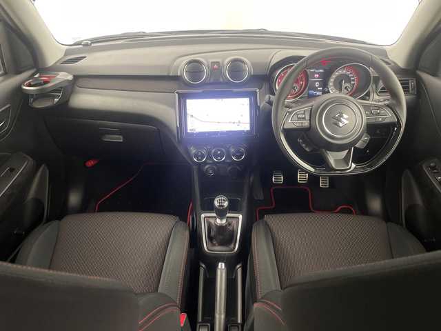 スズキ スイフト スポーツ 埼玉県 2024(令6)年 2.6万km プレミアムシルバーメタリック 社外SDナビ/（BT/DVD/CD/AM/FM）/バックカメラ/レーダークルーズコントロール/運転席シートヒーター/ビルトインETC/ブラインドスポットモニター/レーンキープアシスト/衝突軽減ブレーキ/横滑り防止/LEDヘッドライト/オートハイビーム/純正アルミホイール/純正フロアマット/W+サイドエアバック/カーテンエアバック