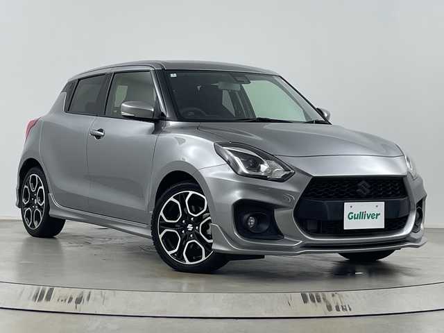 スズキ スイフト スポーツ 埼玉県 2024(令6)年 2.6万km プレミアムシルバーメタリック 社外SDナビ/（BT/DVD/CD/AM/FM）/バックカメラ/レーダークルーズコントロール/運転席シートヒーター/ビルトインETC/ブラインドスポットモニター/レーンキープアシスト/衝突軽減ブレーキ/横滑り防止/LEDヘッドライト/オートハイビーム/純正アルミホイール/純正フロアマット/W+サイドエアバック/カーテンエアバック