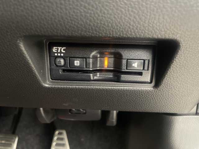 スズキ スイフト スポーツ 埼玉県 2024(令6)年 2.6万km プレミアムシルバーメタリック 社外SDナビ/（BT/DVD/CD/AM/FM）/バックカメラ/レーダークルーズコントロール/運転席シートヒーター/ビルトインETC/ブラインドスポットモニター/レーンキープアシスト/衝突軽減ブレーキ/横滑り防止/LEDヘッドライト/オートハイビーム/純正アルミホイール/純正フロアマット/W+サイドエアバック/カーテンエアバック