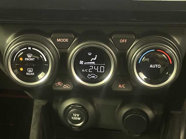 スズキ スイフト スポーツ 埼玉県 2024(令6)年 2.6万km プレミアムシルバーメタリック 社外SDナビ/（BT/DVD/CD/AM/FM）/バックカメラ/レーダークルーズコントロール/運転席シートヒーター/ビルトインETC/ブラインドスポットモニター/レーンキープアシスト/衝突軽減ブレーキ/横滑り防止/LEDヘッドライト/オートハイビーム/純正アルミホイール/純正フロアマット/W+サイドエアバック/カーテンエアバック