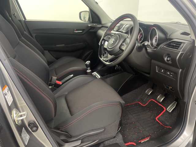 スズキ スイフト スポーツ 埼玉県 2024(令6)年 2.6万km プレミアムシルバーメタリック 社外SDナビ/（BT/DVD/CD/AM/FM）/バックカメラ/レーダークルーズコントロール/運転席シートヒーター/ビルトインETC/ブラインドスポットモニター/レーンキープアシスト/衝突軽減ブレーキ/横滑り防止/LEDヘッドライト/オートハイビーム/純正アルミホイール/純正フロアマット/W+サイドエアバック/カーテンエアバック