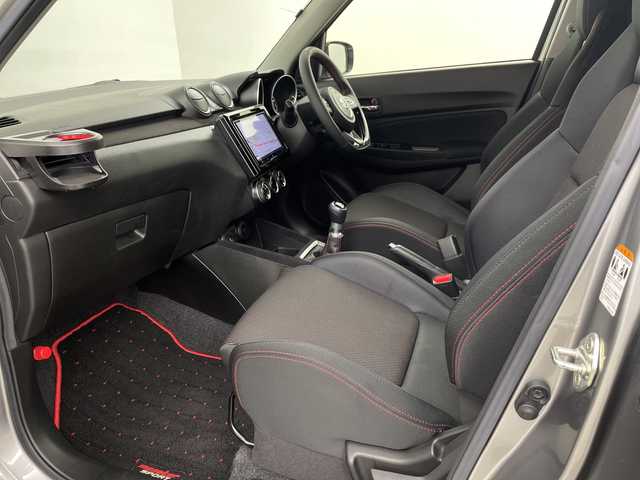 スズキ スイフト スポーツ 埼玉県 2024(令6)年 2.6万km プレミアムシルバーメタリック 社外SDナビ/（BT/DVD/CD/AM/FM）/バックカメラ/レーダークルーズコントロール/運転席シートヒーター/ビルトインETC/ブラインドスポットモニター/レーンキープアシスト/衝突軽減ブレーキ/横滑り防止/LEDヘッドライト/オートハイビーム/純正アルミホイール/純正フロアマット/W+サイドエアバック/カーテンエアバック