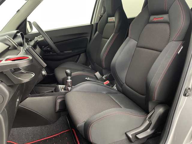 スズキ スイフト スポーツ 埼玉県 2024(令6)年 2.6万km プレミアムシルバーメタリック 社外SDナビ/（BT/DVD/CD/AM/FM）/バックカメラ/レーダークルーズコントロール/運転席シートヒーター/ビルトインETC/ブラインドスポットモニター/レーンキープアシスト/衝突軽減ブレーキ/横滑り防止/LEDヘッドライト/オートハイビーム/純正アルミホイール/純正フロアマット/W+サイドエアバック/カーテンエアバック