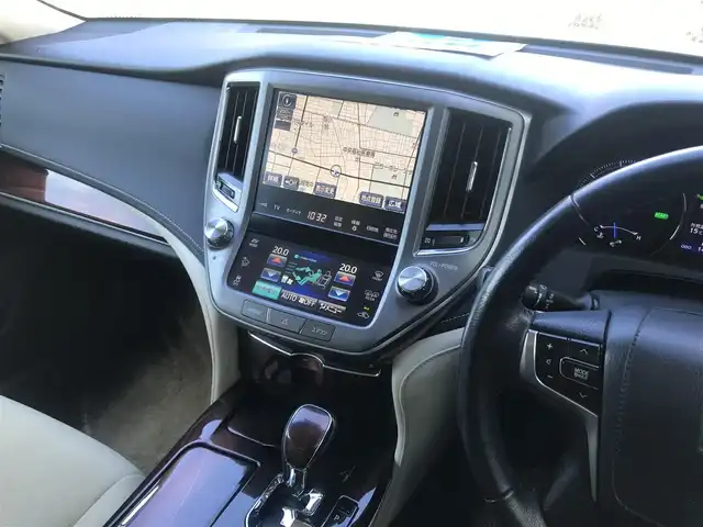 トヨタ クラウン ハイブリッド ロイヤルサルーン 栃木県 2014(平26)年 14.5万km ホワイトパールクリスタルシャイン )IDOMが運営する【じしゃロン小山店】の自社ローン専用車両になります。こちらは現金またはオートローンご利用時の価格です。自社ローンご希望の方は別途その旨お申付け下さい//禁煙車/純正フルセグナビ/（CD/DVD/AM/FMラジオ）/(Bluetooth)/スマートキー/プッシュスタート/バックカメラ/ＥＴＣ/クルーズコントロール/コーナーセンサー/パワーシート/シートヒーター/ステアリングヒーター/ステアリングリモコン/電動格納ドアミラー/パワーウインドウ/オートライト/自動防眩ミラー