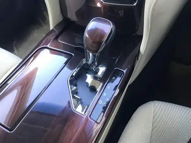 トヨタ クラウン ハイブリッド ロイヤルサルーン 栃木県 2014(平26)年 14.5万km ホワイトパールクリスタルシャイン )IDOMが運営する【じしゃロン小山店】の自社ローン専用車両になります。こちらは現金またはオートローンご利用時の価格です。自社ローンご希望の方は別途その旨お申付け下さい//禁煙車/純正フルセグナビ/（CD/DVD/AM/FMラジオ）/(Bluetooth)/スマートキー/プッシュスタート/バックカメラ/ＥＴＣ/クルーズコントロール/コーナーセンサー/パワーシート/シートヒーター/ステアリングヒーター/ステアリングリモコン/電動格納ドアミラー/パワーウインドウ/オートライト/自動防眩ミラー