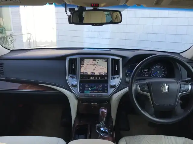 トヨタ クラウン ハイブリッド ロイヤルサルーン 栃木県 2014(平26)年 14.5万km ホワイトパールクリスタルシャイン )IDOMが運営する【じしゃロン小山店】の自社ローン専用車両になります。こちらは現金またはオートローンご利用時の価格です。自社ローンご希望の方は別途その旨お申付け下さい//禁煙車/純正フルセグナビ/（CD/DVD/AM/FMラジオ）/(Bluetooth)/スマートキー/プッシュスタート/バックカメラ/ＥＴＣ/クルーズコントロール/コーナーセンサー/パワーシート/シートヒーター/ステアリングヒーター/ステアリングリモコン/電動格納ドアミラー/パワーウインドウ/オートライト/自動防眩ミラー