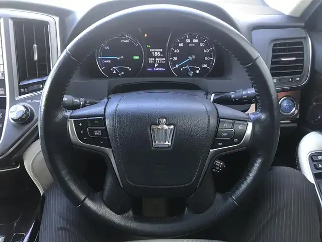 トヨタ クラウン ハイブリッド ロイヤルサルーン 栃木県 2014(平26)年 14.5万km ホワイトパールクリスタルシャイン )IDOMが運営する【じしゃロン小山店】の自社ローン専用車両になります。こちらは現金またはオートローンご利用時の価格です。自社ローンご希望の方は別途その旨お申付け下さい//禁煙車/純正フルセグナビ/（CD/DVD/AM/FMラジオ）/(Bluetooth)/スマートキー/プッシュスタート/バックカメラ/ＥＴＣ/クルーズコントロール/コーナーセンサー/パワーシート/シートヒーター/ステアリングヒーター/ステアリングリモコン/電動格納ドアミラー/パワーウインドウ/オートライト/自動防眩ミラー