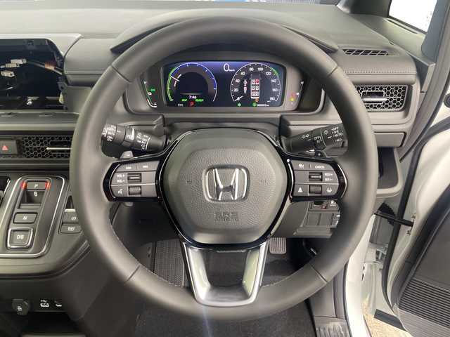 ホンダ ステップワゴン スパーダ eHEV 奈良県 2025(令7)年 0.1千km プラチナホワイトパール 登録済み未使用車/ナビ装着パッケージ/レーダークルーズコントロール/路外逸脱抑制システム/BSI/踏み間違い防止/コーナーセンサー/CMBS/両側パワースライドドア/パワーテールゲート/ハーフレザーシート/シートヒーター/ISOFIX/電子パーキング/BREAK HOLD/LEDヘッドライト/LEDフォグライト/オートライト/オートハイビーム/純正16インチアルミホイール/スマートキー/スペアキー