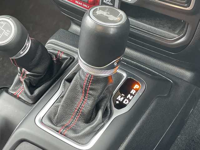 クライスラー・ジープ ラングラー アンリミテッド ルビコン サージグリーン 道北・旭川 2021(令3)年 4.1万km サージグリーン /4WD//禁煙車//ワンオーナー//100台限定特別仕様車//純正8.4型ディスプレイメモリナビ//AUX/USB/BT/フルセグ//アルパイン製9スピーカー//フロント/サイド/バックカメラ//自動緊急ブレーキ//ブラインドスポット//コーナーセンサー//アイドリングストップ//ヒルスタートアシスト//レーダークルーズコントロール//ルビコン刺繍ブラックレザーシート//前席シートヒーター//ステアリングヒーター//ミラーヒーター//オートハイビーム//オートライト//LEDヘッドライト//フォグライト//リアフォグ//AC100V//ETC2.0//プッシュスタート//純正フロアマット//フェンダーパラシュートマンデカール//パラシュートイラスト入背面タイヤソフトカバー//純正アルミ＆BFグッドリッチM/Tタイヤ積込