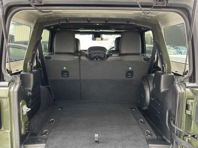 クライスラー・ジープ ラングラー アンリミテッド ルビコン サージグリーン 道北・旭川 2021(令3)年 4.1万km サージグリーン /4WD//禁煙車//ワンオーナー//100台限定特別仕様車//純正8.4型ディスプレイメモリナビ//AUX/USB/BT/フルセグ//アルパイン製9スピーカー//フロント/サイド/バックカメラ//自動緊急ブレーキ//ブラインドスポット//コーナーセンサー//アイドリングストップ//ヒルスタートアシスト//レーダークルーズコントロール//ルビコン刺繍ブラックレザーシート//前席シートヒーター//ステアリングヒーター//ミラーヒーター//オートハイビーム//オートライト//LEDヘッドライト//フォグライト//リアフォグ//AC100V//ETC2.0//プッシュスタート//純正フロアマット//フェンダーパラシュートマンデカール//パラシュートイラスト入背面タイヤソフトカバー//純正アルミ＆BFグッドリッチM/Tタイヤ積込