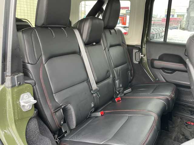 クライスラー・ジープ ラングラー アンリミテッド ルビコン サージグリーン 道北・旭川 2021(令3)年 4.1万km サージグリーン /4WD//禁煙車//ワンオーナー//100台限定特別仕様車//純正8.4型ディスプレイメモリナビ//AUX/USB/BT/フルセグ//アルパイン製9スピーカー//フロント/サイド/バックカメラ//自動緊急ブレーキ//ブラインドスポット//コーナーセンサー//アイドリングストップ//ヒルスタートアシスト//レーダークルーズコントロール//ルビコン刺繍ブラックレザーシート//前席シートヒーター//ステアリングヒーター//ミラーヒーター//オートハイビーム//オートライト//LEDヘッドライト//フォグライト//リアフォグ//AC100V//ETC2.0//プッシュスタート//純正フロアマット//フェンダーパラシュートマンデカール//パラシュートイラスト入背面タイヤソフトカバー//純正アルミ＆BFグッドリッチM/Tタイヤ積込