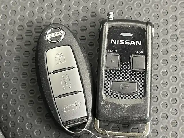 日産 エクストレイル ハイブリッド 20X 道央・札幌 2018(平30)年 6.4万km ブリリアントホワイトパール ・４WD（パートタイム）/・DOP９インチSDナビ/　CD/DVD/BD/SD/BT/AUX/USB/フルセグTV/・ステアリングスイッチ/・アラウンドビューモニター/・ビルトインETC/・インテリジェントルームミラー/・純正エンジンスターター/・エマージェンシーブレーキ/・レーンキープアシスト/・クリアランスソナー/・コーナリングスタビリティアシスト/・アクティブエンジンブレーキ/・進入禁止警報/・ECOモード/・ダウンヒルアシストコントロール/・横滑り防止装置/・オートライト/・LEDヘッドライト/・フォグランプ/・ミラーウィンカー/・ドアバイザー/・社外フロアマット/・プッシュスタート/・スマートキー