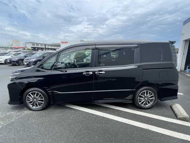 トヨタ ヴォクシー ZS 熊本県 2014(平26)年 10.4万km ブラック (株)IDOMが運営する【じしゃロン〇〇店】の自社ローン専用車両になります。こちらは現金またはオートローンご利用時の価格です。自社ローンご希望の方は別途その旨お申付け下さい/純正ナビ（フルセグ　ＢＴ）/バックカメラ　/両側パワースライドドア　/アイドリングストップ　/ビルトインＥＴＣ　/ＬＥＤヘッドライト　/Ｗ＋サイドエアバッグ　/純正アルミ
