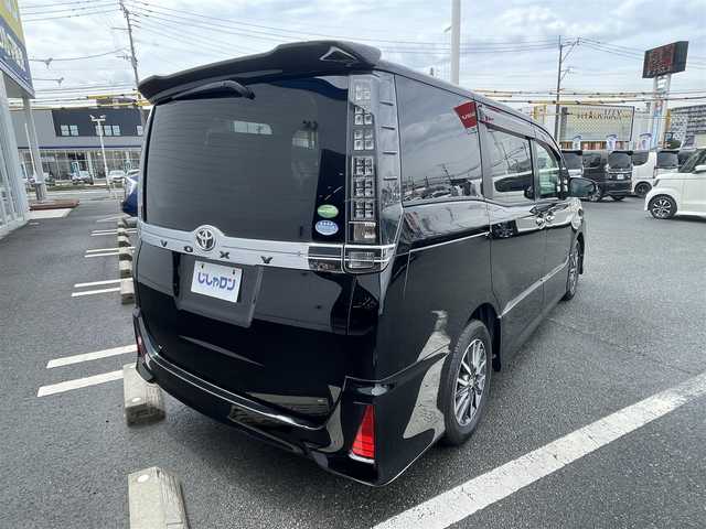 トヨタ ヴォクシー ZS 熊本県 2014(平26)年 10.4万km ブラック (株)IDOMが運営する【じしゃロン〇〇店】の自社ローン専用車両になります。こちらは現金またはオートローンご利用時の価格です。自社ローンご希望の方は別途その旨お申付け下さい/純正ナビ（フルセグ　ＢＴ）/バックカメラ　/両側パワースライドドア　/アイドリングストップ　/ビルトインＥＴＣ　/ＬＥＤヘッドライト　/Ｗ＋サイドエアバッグ　/純正アルミ