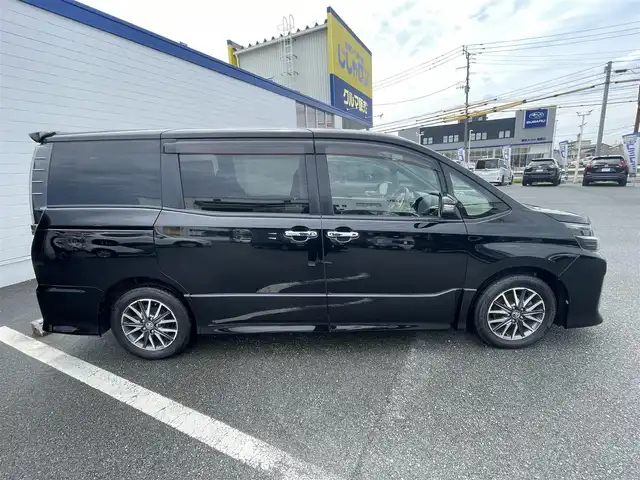 トヨタ ヴォクシー ZS 熊本県 2014(平26)年 10.4万km ブラック (株)IDOMが運営する【じしゃロン〇〇店】の自社ローン専用車両になります。こちらは現金またはオートローンご利用時の価格です。自社ローンご希望の方は別途その旨お申付け下さい/純正ナビ（フルセグ　ＢＴ）/バックカメラ　/両側パワースライドドア　/アイドリングストップ　/ビルトインＥＴＣ　/ＬＥＤヘッドライト　/Ｗ＋サイドエアバッグ　/純正アルミ