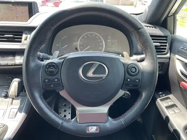 レクサス ＣＴ 200h Fスポーツ 福岡県 2014(平26)年 11.2万km ブラック/ホワイトノーヴァガラスフレーク 横滑り防止装置/ABS/Wサイドエアバッグ/カーテンエアバッグ/クルーズコントロール/前後コーナーセンサー/前後車外カメラ/盗難防止装置/BT/純正ETC/純正ナビ/フルセグTV/PW/プッシュスタート/サンルーフ/純正フロアマット/パワーシートD席N席/レザーシート/純正アルミホイール/オートライト/シートヒーター/スマートキー