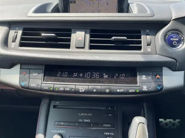 レクサス ＣＴ 200h Fスポーツ 福岡県 2014(平26)年 11.2万km ブラック/ホワイトノーヴァガラスフレーク 横滑り防止装置/ABS/Wサイドエアバッグ/カーテンエアバッグ/クルーズコントロール/前後コーナーセンサー/前後車外カメラ/盗難防止装置/BT/純正ETC/純正ナビ/フルセグTV/PW/プッシュスタート/サンルーフ/純正フロアマット/パワーシートD席N席/レザーシート/純正アルミホイール/オートライト/シートヒーター/スマートキー