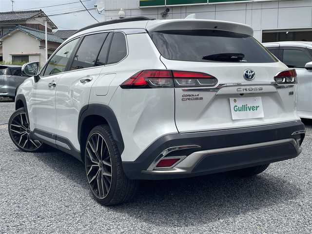トヨタ カローラ クロス ハイブリッド Z 埼玉県 2022(令4)年 1.8万km プラチナホワイトパールマイカ ガラスルーフ/ハーフレザーシート/Ｄ席パワーシート/前席シートヒーター/純正メモリナビ＆フルセグナビ/（ＤＶＤ＆ＣＤ＆ＵＳＢ＆ＢＴ＆Ｍｉｒａｃａｓｔ）/全方位カメラ/ビルトインＥＴＣ２．０/前後ドライブレコーダー/ＬＴＡ/ＰＣＳ/ＢＳＭ/ＲＣＴＡ/ＰＫＳＢ/ＲＳＡ/レーダークルーズコントロール/ステアリングリモコン/革巻ステアリング/パワーバックドア/コーナーセンサー/ルーフレール/社外２０inアルミホイール/純正メッキガーニッシュ多数有/オートハイビーム/オートライト/ＬＥＤライト/ＬＥＤフォグランプ/ウィンカーミラー/オート電動格納ミラー/スマートキー/プッシュスタート/Ｗ＆サイド＆ニー＆カーテンエアバッグ/横滑り防止装置/ＡＢＳ/フロアマット/新車保証書/取扱説明書（車両＆ナビ）/スマートスペアキー有