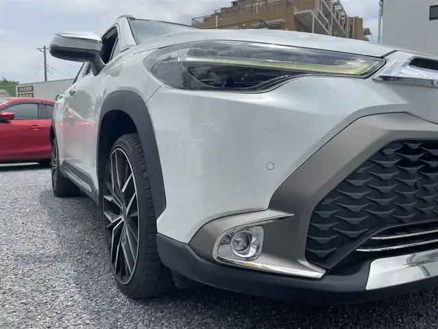 トヨタ カローラ クロス ハイブリッド Z 埼玉県 2022(令4)年 1.8万km プラチナホワイトパールマイカ ガラスルーフ/ハーフレザーシート/Ｄ席パワーシート/前席シートヒーター/純正メモリナビ＆フルセグナビ/（ＤＶＤ＆ＣＤ＆ＵＳＢ＆ＢＴ＆Ｍｉｒａｃａｓｔ）/全方位カメラ/ビルトインＥＴＣ２．０/前後ドライブレコーダー/ＬＴＡ/ＰＣＳ/ＢＳＭ/ＲＣＴＡ/ＰＫＳＢ/ＲＳＡ/レーダークルーズコントロール/ステアリングリモコン/革巻ステアリング/パワーバックドア/コーナーセンサー/ルーフレール/社外２０inアルミホイール/純正メッキガーニッシュ多数有/オートハイビーム/オートライト/ＬＥＤライト/ＬＥＤフォグランプ/ウィンカーミラー/オート電動格納ミラー/スマートキー/プッシュスタート/Ｗ＆サイド＆ニー＆カーテンエアバッグ/横滑り防止装置/ＡＢＳ/フロアマット/新車保証書/取扱説明書（車両＆ナビ）/スマートスペアキー有
