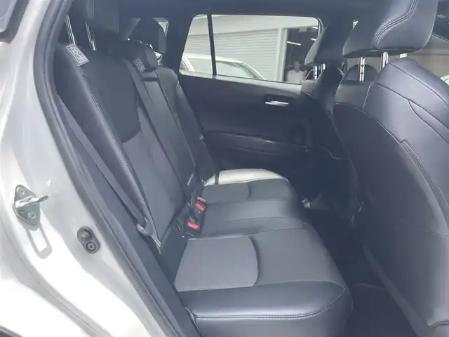 トヨタ カローラ クロス ハイブリッド Z 埼玉県 2022(令4)年 1.8万km プラチナホワイトパールマイカ ガラスルーフ/ハーフレザーシート/Ｄ席パワーシート/前席シートヒーター/純正メモリナビ＆フルセグナビ/（ＤＶＤ＆ＣＤ＆ＵＳＢ＆ＢＴ＆Ｍｉｒａｃａｓｔ）/全方位カメラ/ビルトインＥＴＣ２．０/前後ドライブレコーダー/ＬＴＡ/ＰＣＳ/ＢＳＭ/ＲＣＴＡ/ＰＫＳＢ/ＲＳＡ/レーダークルーズコントロール/ステアリングリモコン/革巻ステアリング/パワーバックドア/コーナーセンサー/ルーフレール/社外２０inアルミホイール/純正メッキガーニッシュ多数有/オートハイビーム/オートライト/ＬＥＤライト/ＬＥＤフォグランプ/ウィンカーミラー/オート電動格納ミラー/スマートキー/プッシュスタート/Ｗ＆サイド＆ニー＆カーテンエアバッグ/横滑り防止装置/ＡＢＳ/フロアマット/新車保証書/取扱説明書（車両＆ナビ）/スマートスペアキー有