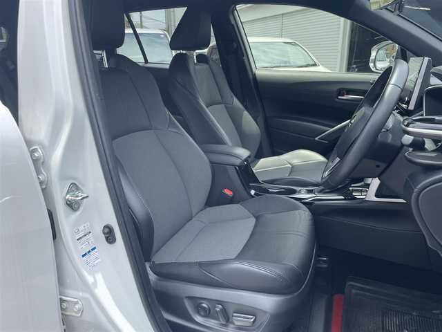 トヨタ カローラ クロス ハイブリッド Z 埼玉県 2022(令4)年 1.8万km プラチナホワイトパールマイカ ガラスルーフ/ハーフレザーシート/Ｄ席パワーシート/前席シートヒーター/純正メモリナビ＆フルセグナビ/（ＤＶＤ＆ＣＤ＆ＵＳＢ＆ＢＴ＆Ｍｉｒａｃａｓｔ）/全方位カメラ/ビルトインＥＴＣ２．０/前後ドライブレコーダー/ＬＴＡ/ＰＣＳ/ＢＳＭ/ＲＣＴＡ/ＰＫＳＢ/ＲＳＡ/レーダークルーズコントロール/ステアリングリモコン/革巻ステアリング/パワーバックドア/コーナーセンサー/ルーフレール/社外２０inアルミホイール/純正メッキガーニッシュ多数有/オートハイビーム/オートライト/ＬＥＤライト/ＬＥＤフォグランプ/ウィンカーミラー/オート電動格納ミラー/スマートキー/プッシュスタート/Ｗ＆サイド＆ニー＆カーテンエアバッグ/横滑り防止装置/ＡＢＳ/フロアマット/新車保証書/取扱説明書（車両＆ナビ）/スマートスペアキー有