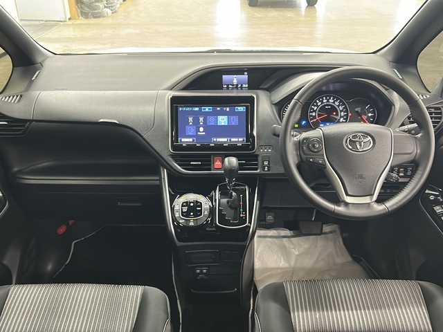 トヨタ ヴォクシー ZS 煌 長崎県 2018(平30)年 7.7万km ホワイトパールクリスタルシャイン 純正メモリナビ/（Bluetooth/CD/フルセグTV）/バックカメラ/ETC/純正前方ドライブレコーダー/横滑り防止装置/衝突被害軽減システム/レーンキープアシスト/両側パワスラ/純正16インチAW装着/モデリスタエアロ/純正フロアマット/ドアバイザー/フォグランプ/ウィンカーミラー/LEDヘッドライト/オートライト/オートマチックハイビーム/スマートキー/スペアキー1本/2列目サンシェード