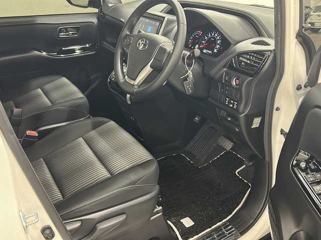 トヨタ ヴォクシー ZS 煌 長崎県 2018(平30)年 7.7万km ホワイトパールクリスタルシャイン 純正メモリナビ/（Bluetooth/CD/フルセグTV）/バックカメラ/ETC/純正前方ドライブレコーダー/横滑り防止装置/衝突被害軽減システム/レーンキープアシスト/両側パワスラ/純正16インチAW装着/モデリスタエアロ/純正フロアマット/ドアバイザー/フォグランプ/ウィンカーミラー/LEDヘッドライト/オートライト/オートマチックハイビーム/スマートキー/スペアキー1本/2列目サンシェード