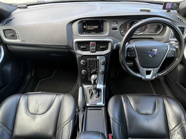 ボルボ Ｖ４０ T－5 Rデザイン 千葉県 2015(平27)年 7.3万km シルバー 純正ＨＤＤナビ/バックカメラ/黒革/ＥＴＣ/ＢＬＩＳ/前方ドライブレコーダー/パドルシフト/車線逸脱警報/障害物センサー/スマートキー/オートライト/フォグランプ/純正１８インチＡＷ/取扱説明書/保証書