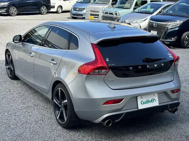ボルボ Ｖ４０ T－5 Rデザイン 千葉県 2015(平27)年 7.3万km シルバー 純正ＨＤＤナビ/バックカメラ/黒革/ＥＴＣ/ＢＬＩＳ/前方ドライブレコーダー/パドルシフト/車線逸脱警報/障害物センサー/スマートキー/オートライト/フォグランプ/純正１８インチＡＷ/取扱説明書/保証書