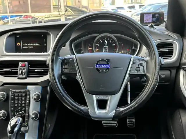 ボルボ Ｖ４０ T－5 Rデザイン 千葉県 2015(平27)年 7.3万km シルバー 純正ＨＤＤナビ/バックカメラ/黒革/ＥＴＣ/ＢＬＩＳ/前方ドライブレコーダー/パドルシフト/車線逸脱警報/障害物センサー/スマートキー/オートライト/フォグランプ/純正１８インチＡＷ/取扱説明書/保証書