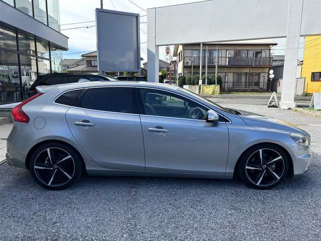ボルボ Ｖ４０ T－5 Rデザイン 千葉県 2015(平27)年 7.3万km シルバー 純正ＨＤＤナビ/バックカメラ/黒革/ＥＴＣ/ＢＬＩＳ/前方ドライブレコーダー/パドルシフト/車線逸脱警報/障害物センサー/スマートキー/オートライト/フォグランプ/純正１８インチＡＷ/取扱説明書/保証書