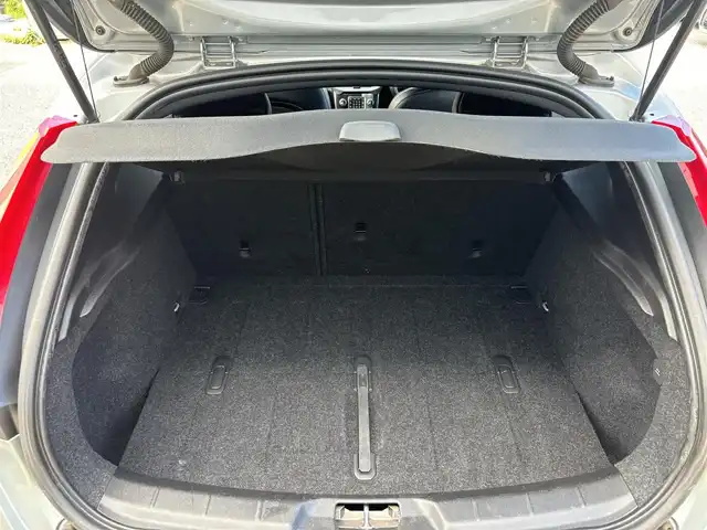 ボルボ Ｖ４０ T－5 Rデザイン 千葉県 2015(平27)年 7.3万km シルバー 純正ＨＤＤナビ/バックカメラ/黒革/ＥＴＣ/ＢＬＩＳ/前方ドライブレコーダー/パドルシフト/車線逸脱警報/障害物センサー/スマートキー/オートライト/フォグランプ/純正１８インチＡＷ/取扱説明書/保証書