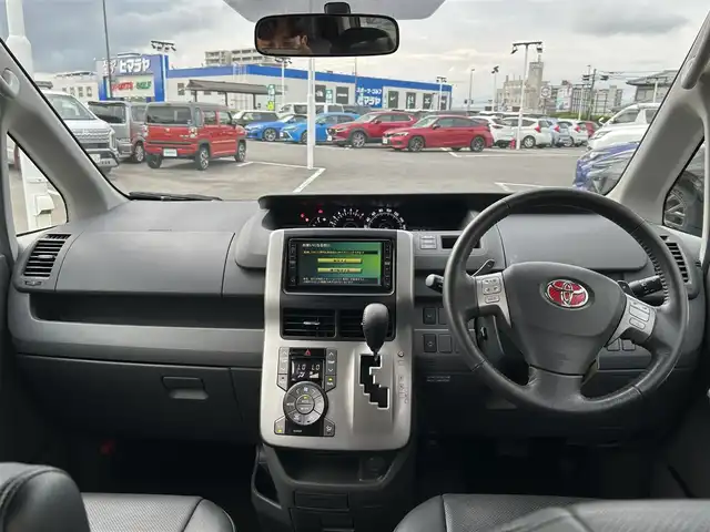トヨタ ヴォクシー ZS 長崎県 2007(平19)年 7.8万km ホワイトパールクリスタルシャイン 純正SDナビ/ワンセグテレビ/バックカメラ/CD・DVD/フリップダウンモニター/片側パワスラ/純正アルミホイール/ETC