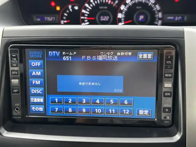 トヨタ ヴォクシー ZS 長崎県 2007(平19)年 7.8万km ホワイトパールクリスタルシャイン 純正SDナビ/ワンセグテレビ/バックカメラ/CD・DVD/フリップダウンモニター/片側パワスラ/純正アルミホイール/ETC