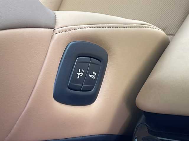 トヨタ クラウン スポーツ Z 愛知県 2023(令5)年 1.3万km プレシャスホワイトパール /禁煙車//ワンオーナー//純正12.3型ナビ//フルセグTV・Bluetooth・USB・AppleCarPlay・AndroidAuto//パノラミックビューモニター//トヨタチームメイト//アドバンスドパーク//パノラマルーフ//デジタルインナーミラー//ヘッドアップディスプレイ(HUD)//パワーバックドア//純正21インチアルミホイール//AC100V電源//ワイヤレス充電//トヨタセーフティセンス//プリクラッシュセーフティ//レーンディパーチャーアラート//ブラインドスポットモニター//プロアクティブドライビングアシスト//リヤクロストラフィックアラート//パーキングサポートブレーキ//ロードサインアシスト//オートマチックハイビーム//リヤカメラディテクション//安心降車アシスト//周辺車両接近時サポート//アダプティブクルーズコントロール(ACC)//クリアランスソナー//LEDヘッドライト//オートライト//レザーシート//前席パワーシート//前席シートベンチレーション&シートヒーター//フロアマット//電子パーキングブレーキ//革巻きステアリング//ステアリングヒーター//スペアキー1本//新車保証書・取扱説明書