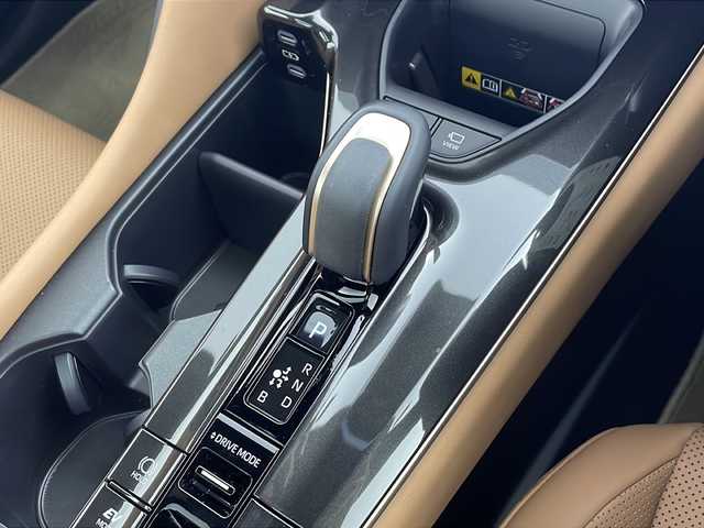 トヨタ クラウン スポーツ Z 愛知県 2023(令5)年 1.3万km プレシャスホワイトパール /禁煙車//ワンオーナー//純正12.3型ナビ//フルセグTV・Bluetooth・USB・AppleCarPlay・AndroidAuto//パノラミックビューモニター//トヨタチームメイト//アドバンスドパーク//パノラマルーフ//デジタルインナーミラー//ヘッドアップディスプレイ(HUD)//パワーバックドア//純正21インチアルミホイール//AC100V電源//ワイヤレス充電//トヨタセーフティセンス//プリクラッシュセーフティ//レーンディパーチャーアラート//ブラインドスポットモニター//プロアクティブドライビングアシスト//リヤクロストラフィックアラート//パーキングサポートブレーキ//ロードサインアシスト//オートマチックハイビーム//リヤカメラディテクション//安心降車アシスト//周辺車両接近時サポート//アダプティブクルーズコントロール(ACC)//クリアランスソナー//LEDヘッドライト//オートライト//レザーシート//前席パワーシート//前席シートベンチレーション&シートヒーター//フロアマット//電子パーキングブレーキ//革巻きステアリング//ステアリングヒーター//スペアキー1本//新車保証書・取扱説明書