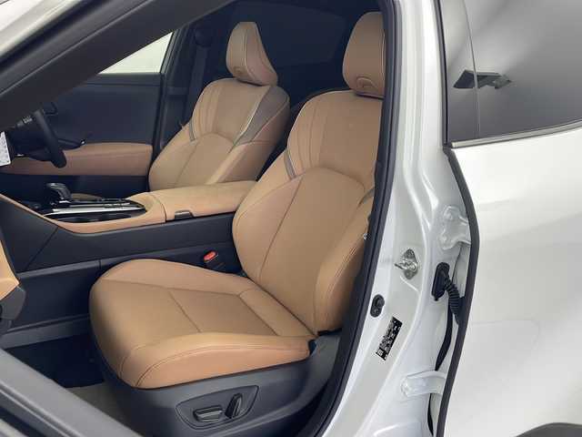 トヨタ クラウン スポーツ Z 愛知県 2023(令5)年 1.3万km プレシャスホワイトパール /禁煙車//ワンオーナー//純正12.3型ナビ//フルセグTV・Bluetooth・USB・AppleCarPlay・AndroidAuto//パノラミックビューモニター//トヨタチームメイト//アドバンスドパーク//パノラマルーフ//デジタルインナーミラー//ヘッドアップディスプレイ(HUD)//パワーバックドア//純正21インチアルミホイール//AC100V電源//ワイヤレス充電//トヨタセーフティセンス//プリクラッシュセーフティ//レーンディパーチャーアラート//ブラインドスポットモニター//プロアクティブドライビングアシスト//リヤクロストラフィックアラート//パーキングサポートブレーキ//ロードサインアシスト//オートマチックハイビーム//リヤカメラディテクション//安心降車アシスト//周辺車両接近時サポート//アダプティブクルーズコントロール(ACC)//クリアランスソナー//LEDヘッドライト//オートライト//レザーシート//前席パワーシート//前席シートベンチレーション&シートヒーター//フロアマット//電子パーキングブレーキ//革巻きステアリング//ステアリングヒーター//スペアキー1本//新車保証書・取扱説明書